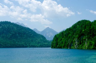 Almanya, Bavyera 'da Münih yakınlarındaki Hohenschwangau' da Alpsee Gölü