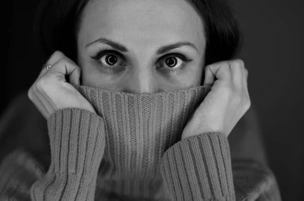 Portrait noir et blanc d'une femme effrayée — Photo