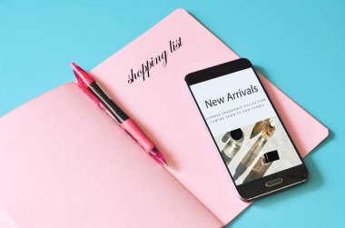 Not defterindeki alışveriş listesi, akıllı telefondan online alışveriş, düz konum. 