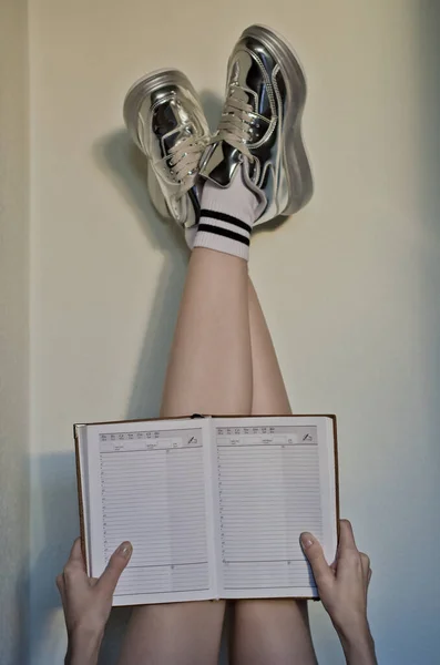 Mulher segurando caderno ou diário — Fotografia de Stock