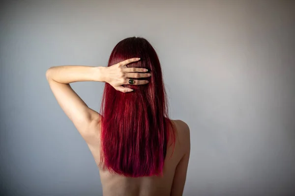 Mulher com costas nuas e cabelo ruivo — Fotografia de Stock