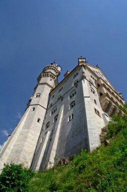 Fussen, Almanya - 29 Haziran 2019: Neuschwanstein Kalesi Bavyera Alplerinde sislerle kaplandı.