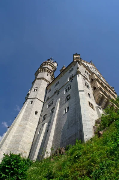 Fussen, Allemagne - 29 juin 2019 : Château de Neuschwanstein recouvert de brouillard dans les Alpes bavaroises. — Photo