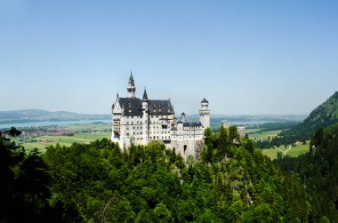 Fussen, Almanya - 29 Haziran 2019: Neuschwanstein Kalesi Bavyera Alplerinde sislerle kaplandı.