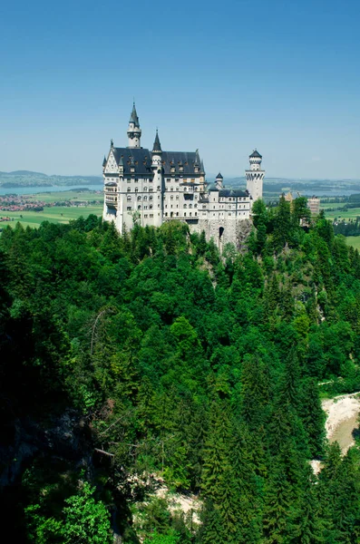 Fussen, Duitsland - 29 juni 2019: Kasteel Neuschwanstein gehuld in mist in de Beierse Alpen. — Stockfoto