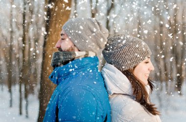 Kış ormanında aşık mutlu bir çift