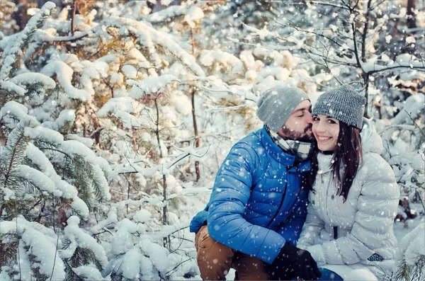 Coppia felice innamorata nella foresta invernale — Foto Stock