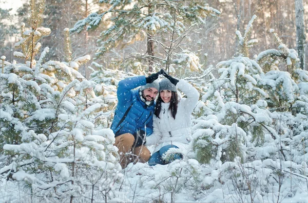 Szczęśliwa para zakochana w zimowym lesie — Zdjęcie stockowe