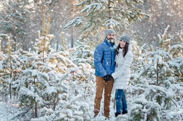 Щаслива пара закохана в зимовий ліс — стокове фото