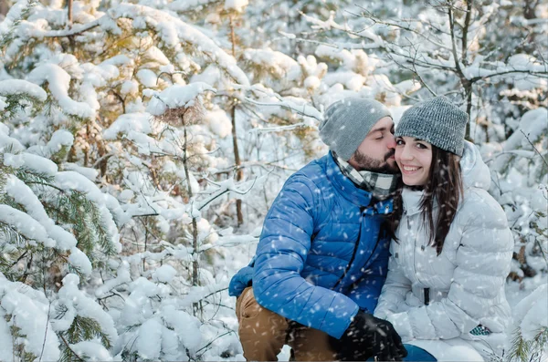 Pareja feliz enamorada en el bosque de invierno — Foto de Stock