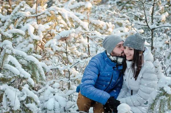 Щаслива пара закохана в зимовий ліс — стокове фото