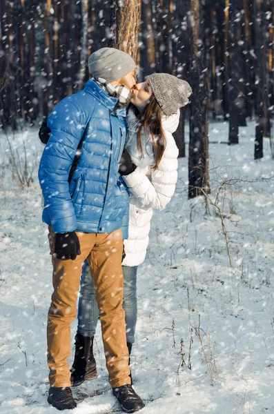 Coppia felice innamorata nella foresta invernale — Foto Stock