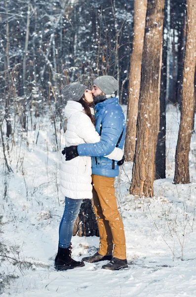 Щаслива пара цілується в зимовому лісі — стокове фото
