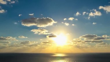 bulutlar deniz gün batımında Timelapse film