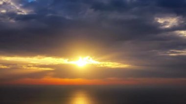 bulutlar deniz gün batımında Timelapse film