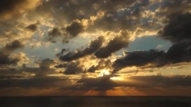 bulutlar deniz gün batımında Timelapse film