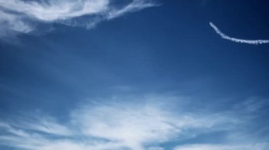 arazi üzerinde mavi gökyüzü geçerken bulutlar Timelapse