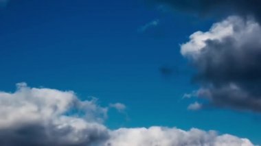 arazi üzerinde mavi gökyüzü geçerken bulutlar Timelapse