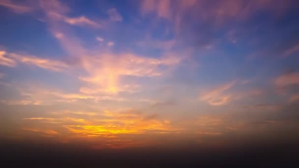 Timelapse filme de nuvens ao pôr do sol acima do mar — Vídeo de Stock