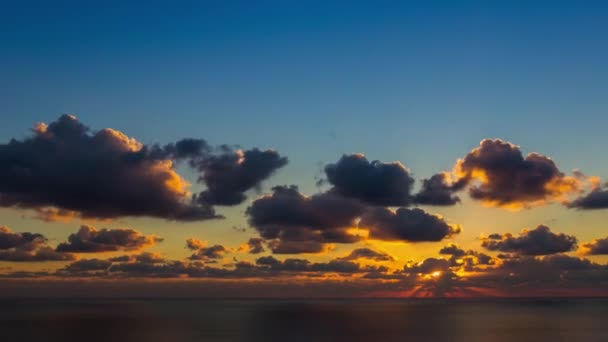 Timelapse film van wolken bij zonsondergang boven de zee — Stockvideo