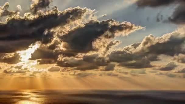 Timelapse película de nubes al atardecer sobre el mar — Vídeos de Stock