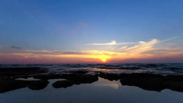 Timelapse película de nubes al atardecer sobre el mar — Vídeo de stock