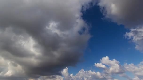 Timelapse de nubes cruzando el cielo azul sobre la tierra — Vídeo de stock