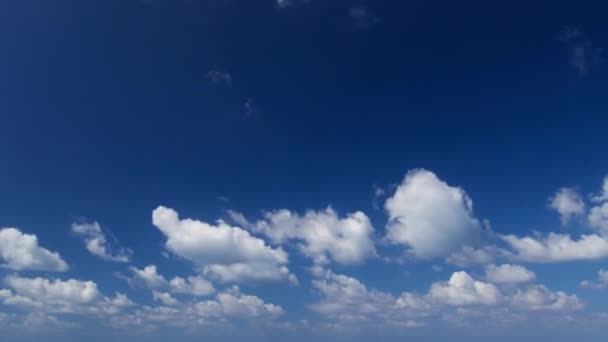Время облаков, пересекающих голубое небо над сушей — стоковое видео