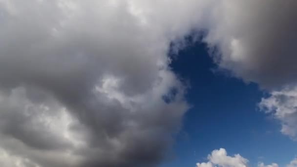 Timelapse de nubes cruzando el cielo azul sobre la tierra — Vídeos de Stock