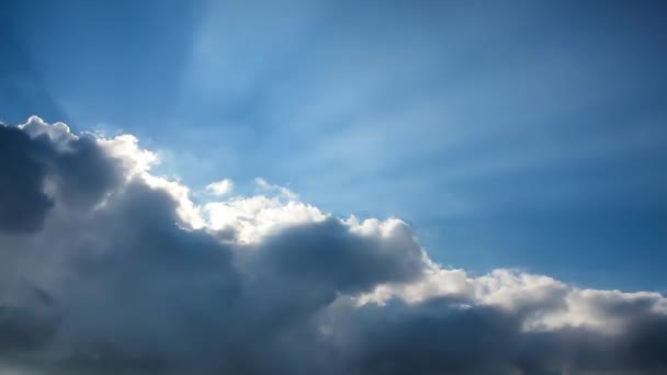 Timelapse de Nuvens cruzando o céu azul acima da terra — Vídeo de Stock