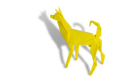 beyaz izole sarı origami köpek
