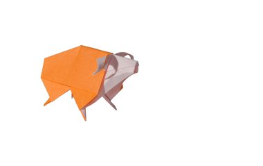 Turuncu origami koyun üzerine beyaz izole