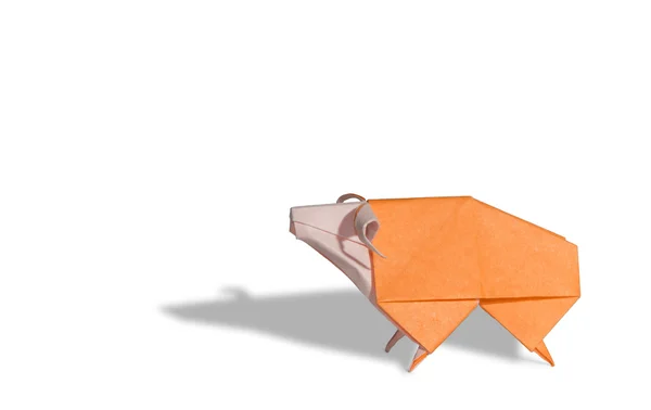 白で隔離されるオレンジ色の折り紙羊 — ストック写真