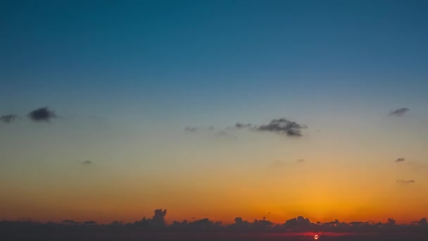 Timelapse film av moln på solnedgången över havet — Stockvideo