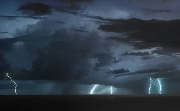 Blitze blitzen über dem Meer — Stockfoto