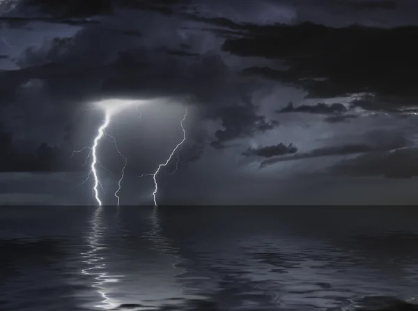 Lightning bolts reflection over the sea — Stock Photo, Image