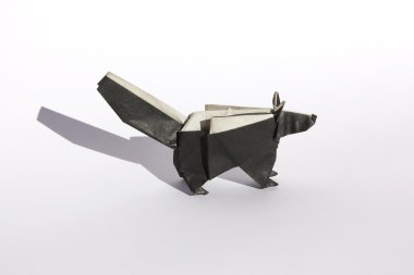 origami kokarca üzerinde beyaz izole