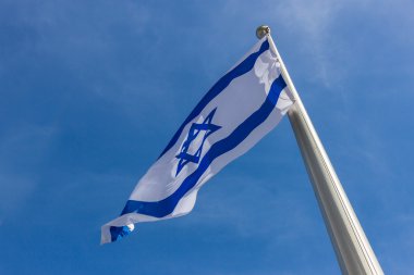 İsrail bayrağı flaping izole Rüzgar