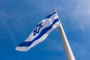 İsrail bayrağı flaping izole Rüzgar
