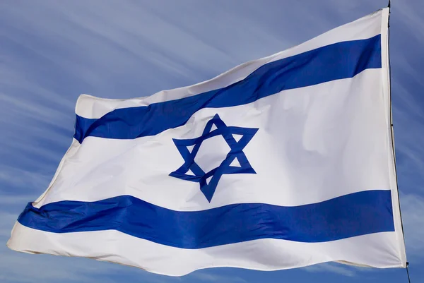 Bandeira de Israel batendo no vento isolado — Fotografia de Stock
