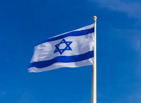 Bandeira de Israel batendo no vento isolado — Fotografia de Stock