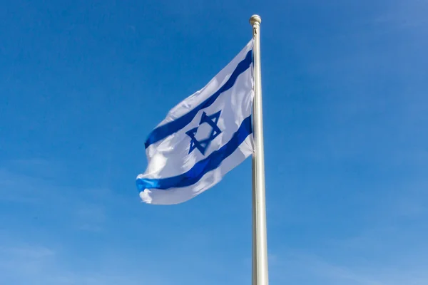 Bandera de Israel ondeando en el viento aislado —  Fotos de Stock