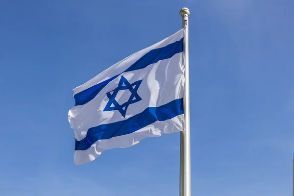 Israels flagga flaping i vinden isolerade Stockfoto