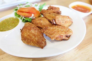 Kızarmış tavuk kanadı.