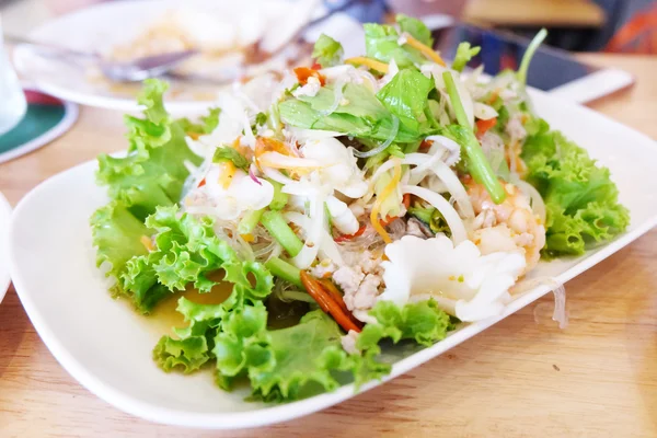 Baharatlı deniz mahsulleri salatası