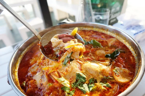 Tom Yum Goong. Baharatlı deniz mahsulleri çorbası