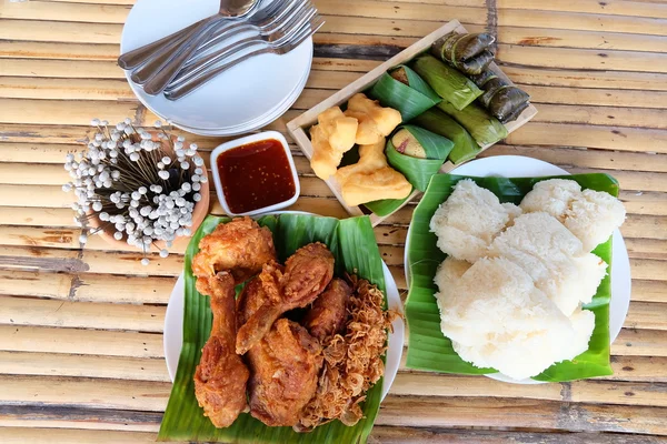 Yapışkan pirinç, kızarmış tavuk ve tatlılar üzerinde tablo bambu.