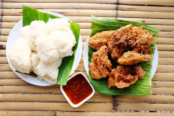 Yapışkan pirinç ve kızarmış tavuk bir bambu tablo