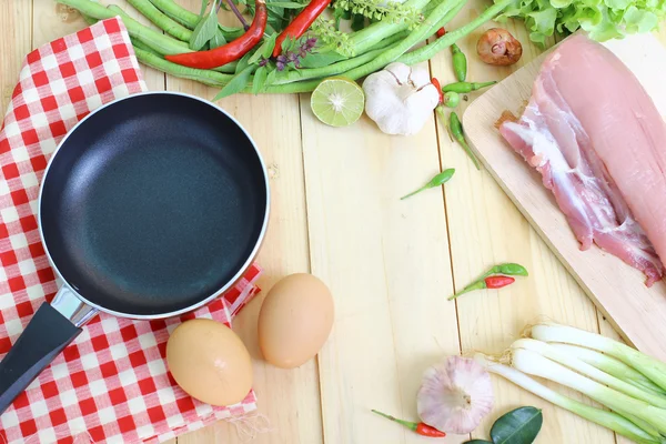 Pan ve yumurta kavramı yemek kumaş, ahşap zemin için metin, alan üzerine kurulu ve Sebze Doğrama üzerinde domuz eti