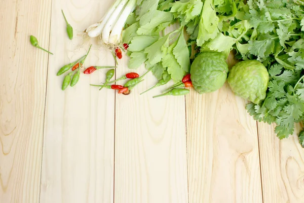 sebze ve doğrama tahtası üzerinde metin için yer ile ahşap